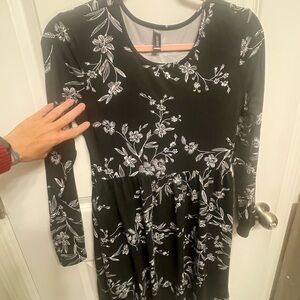 Chic Black and White Floral Long Sleeve Dress
